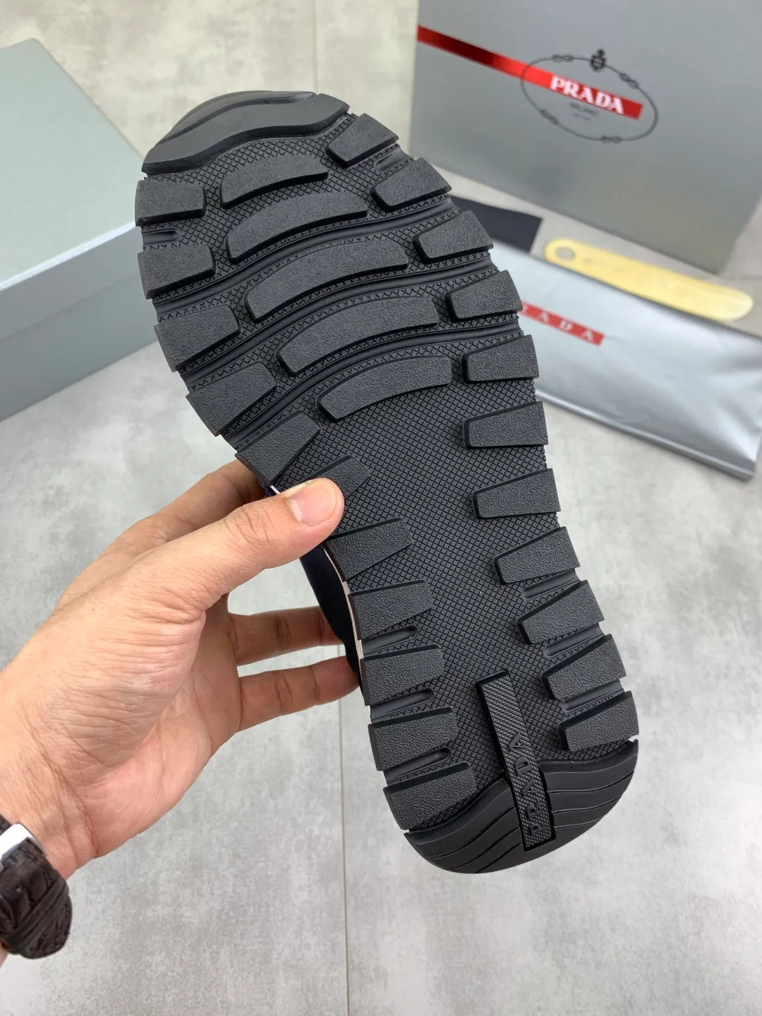 Men's shoes 💰P540 new (higher version) new PRADA (Prada) classic models are on the market at the same time, new men's shoes, 😘fabrics are selected from original imported calfskin. First layer of imported cowhide lining. The original version is awesome! 👍🏿Original open-molded non-slip PU outsole, with exquisite lines, simple and elegant, super comfortable and classy on foot, suitable for leisure travel. Code number: 38-45 (46 customized) 3️⃣ colors available